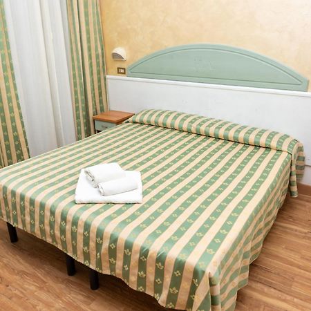 Hotel Adriatica sul Mare Rimini Esterno foto