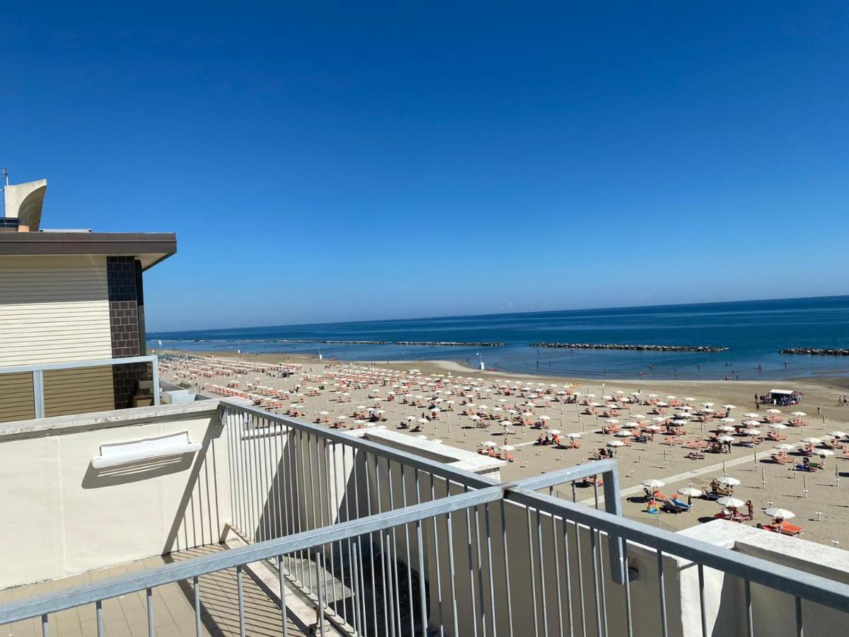 Hotel Adriatica sul Mare Rimini Esterno foto