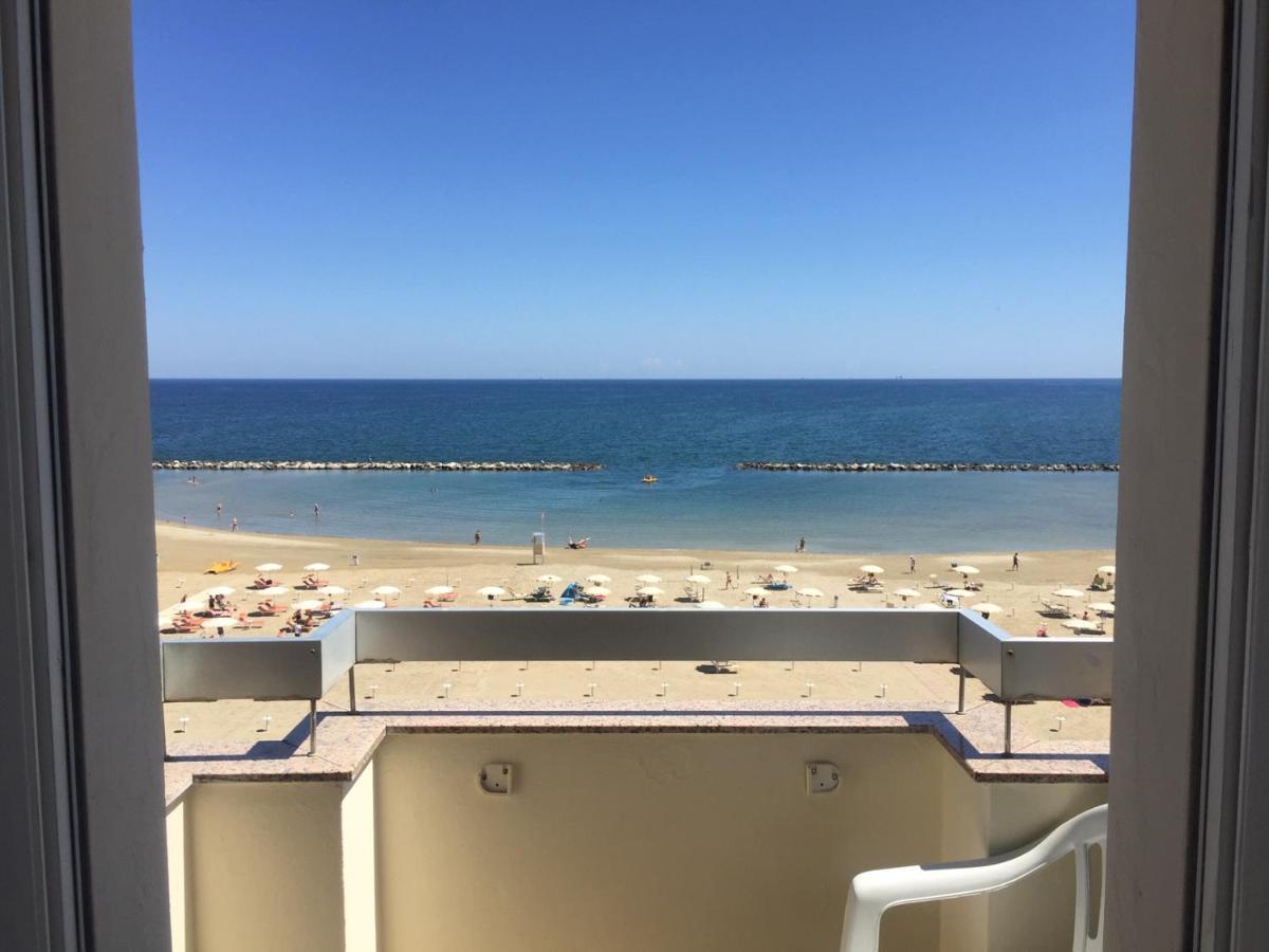 Hotel Adriatica sul Mare Rimini Esterno foto