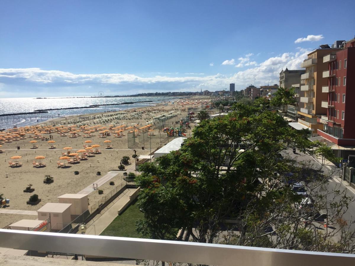 Hotel Adriatica sul Mare Rimini Esterno foto
