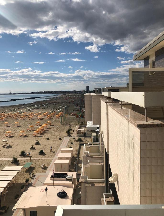 Hotel Adriatica sul Mare Rimini Esterno foto