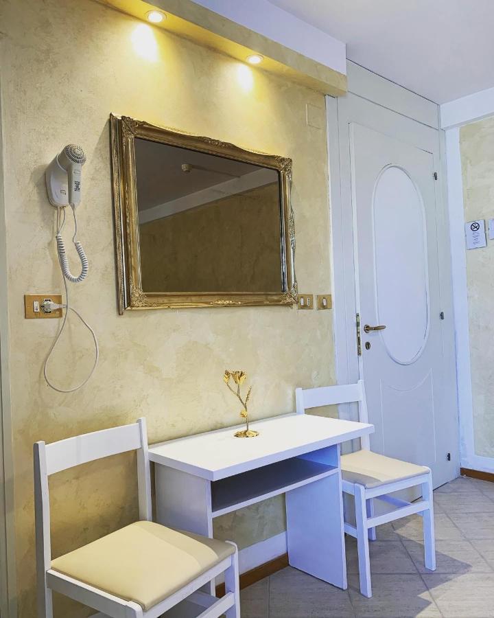Hotel Adriatica sul Mare Rimini Esterno foto