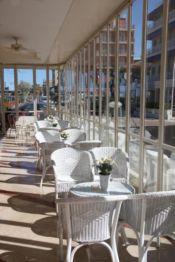 Hotel Adriatica sul Mare Rimini Esterno foto