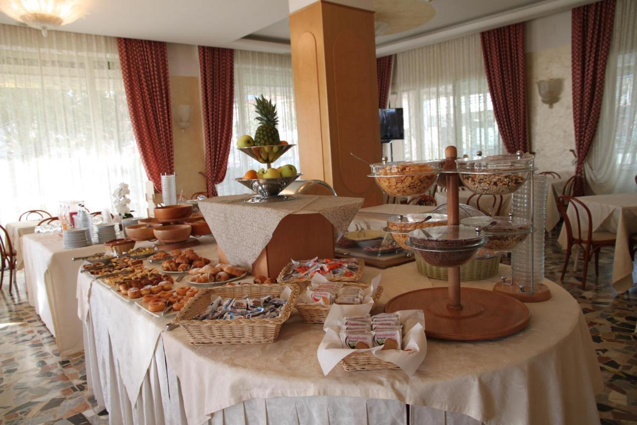 Hotel Adriatica sul Mare Rimini Esterno foto