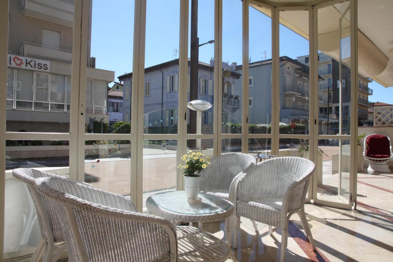 Hotel Adriatica sul Mare Rimini Esterno foto