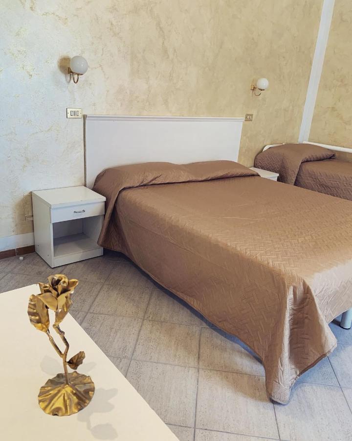 Hotel Adriatica sul Mare Rimini Esterno foto