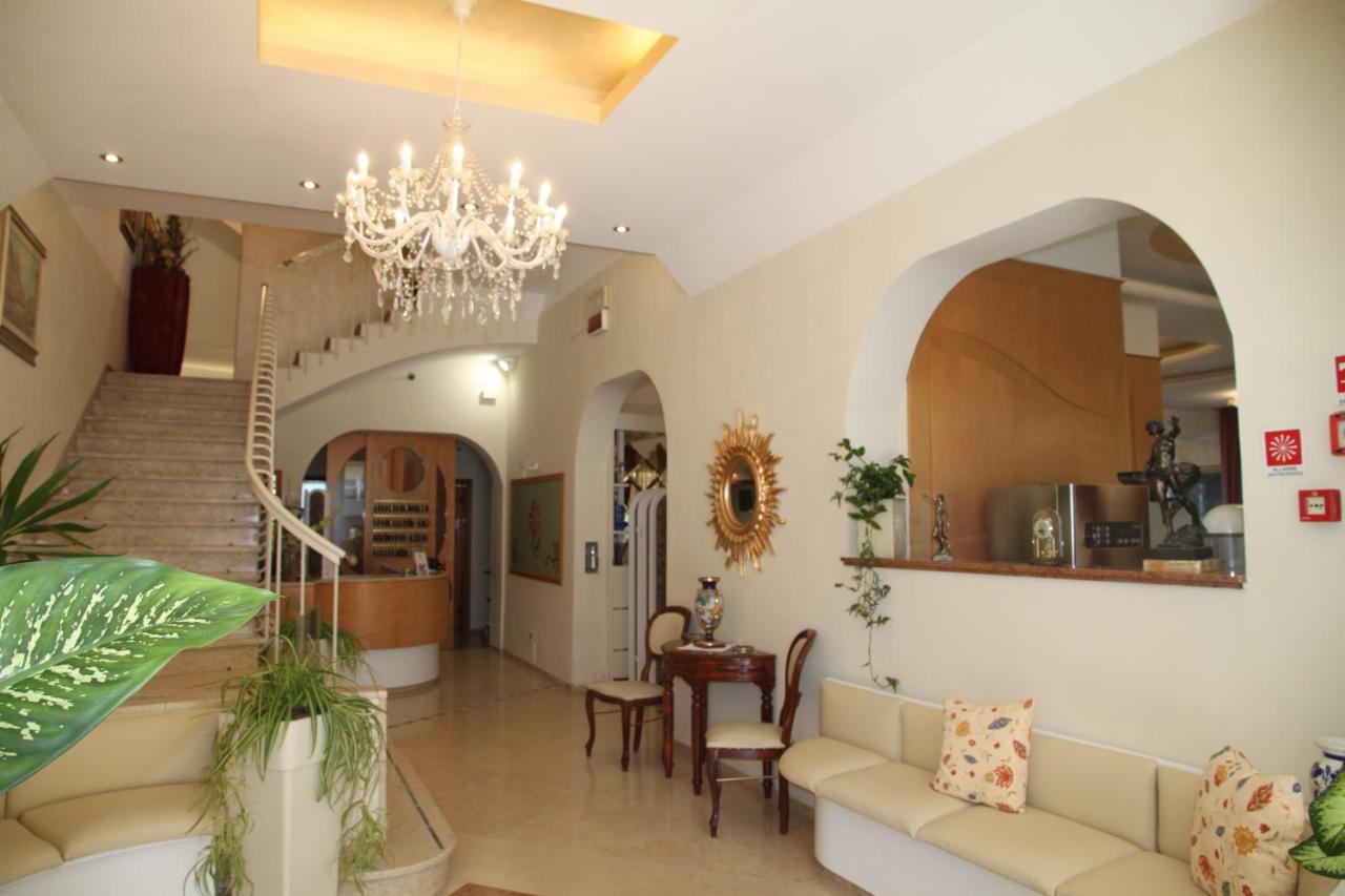 Hotel Adriatica sul Mare Rimini Esterno foto