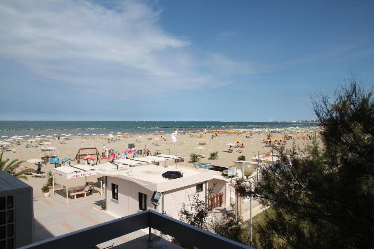 Hotel Adriatica sul Mare Rimini Esterno foto