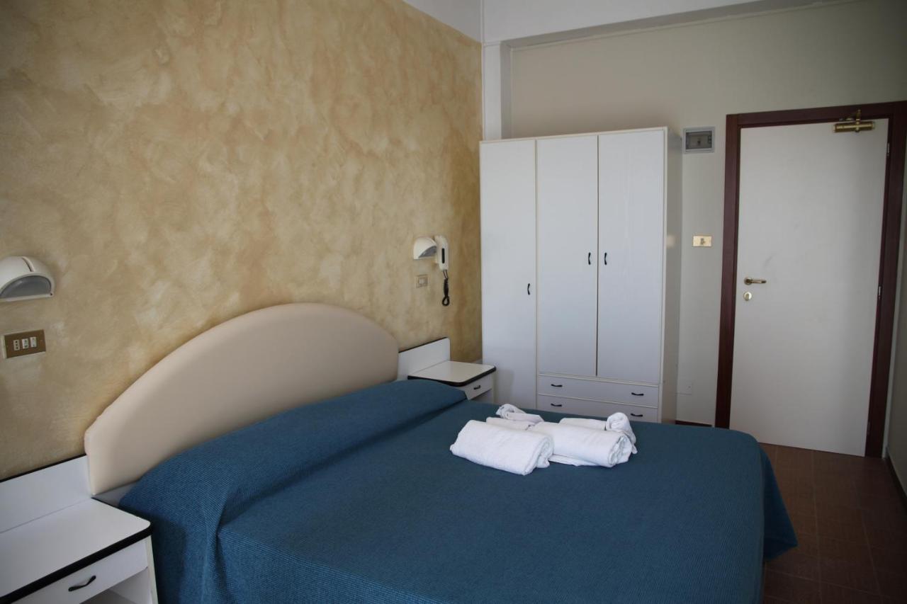 Hotel Adriatica sul Mare Rimini Esterno foto
