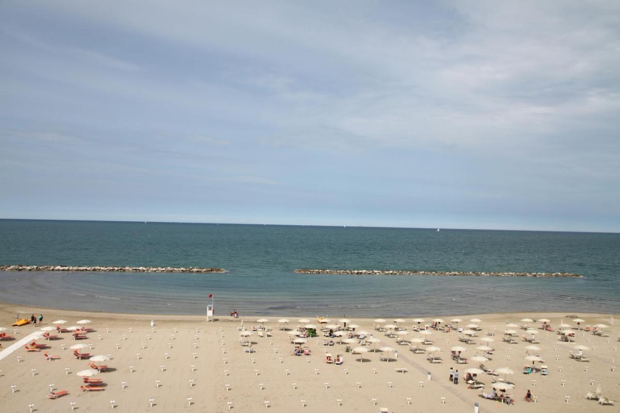 Hotel Adriatica sul Mare Rimini Esterno foto