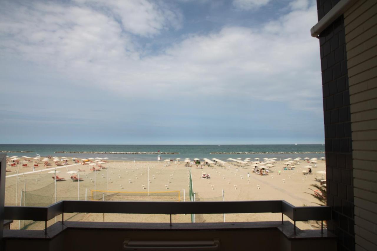 Hotel Adriatica sul Mare Rimini Esterno foto