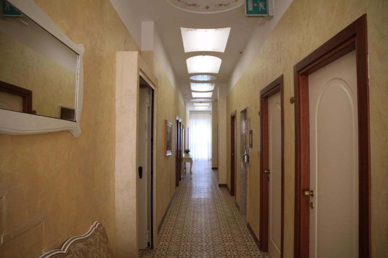 Hotel Adriatica sul Mare Rimini Esterno foto