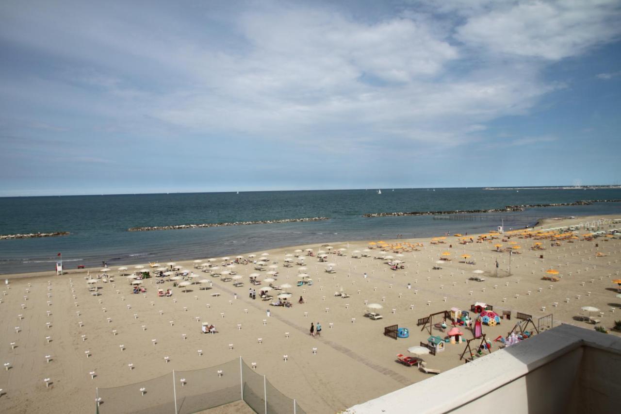 Hotel Adriatica sul Mare Rimini Esterno foto
