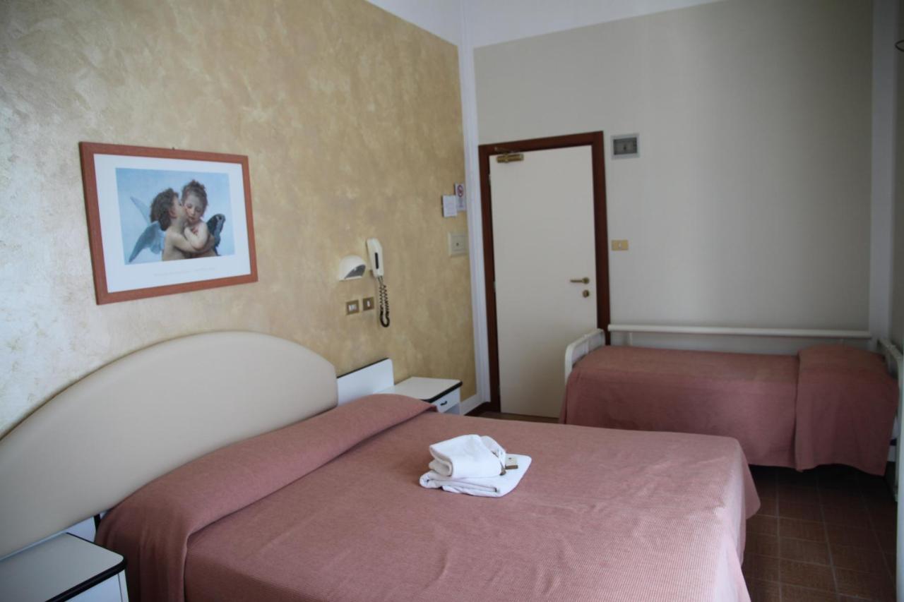 Hotel Adriatica sul Mare Rimini Esterno foto
