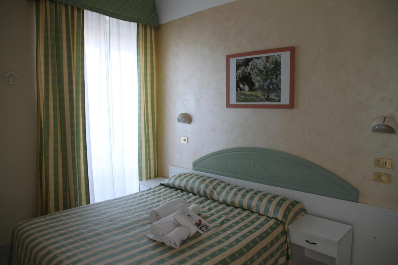 Hotel Adriatica sul Mare Rimini Esterno foto