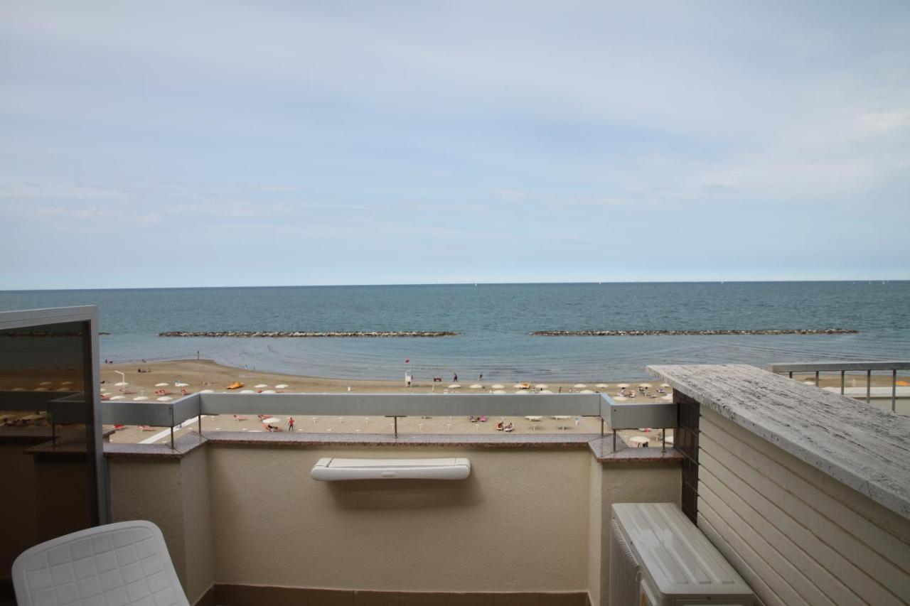 Hotel Adriatica sul Mare Rimini Esterno foto