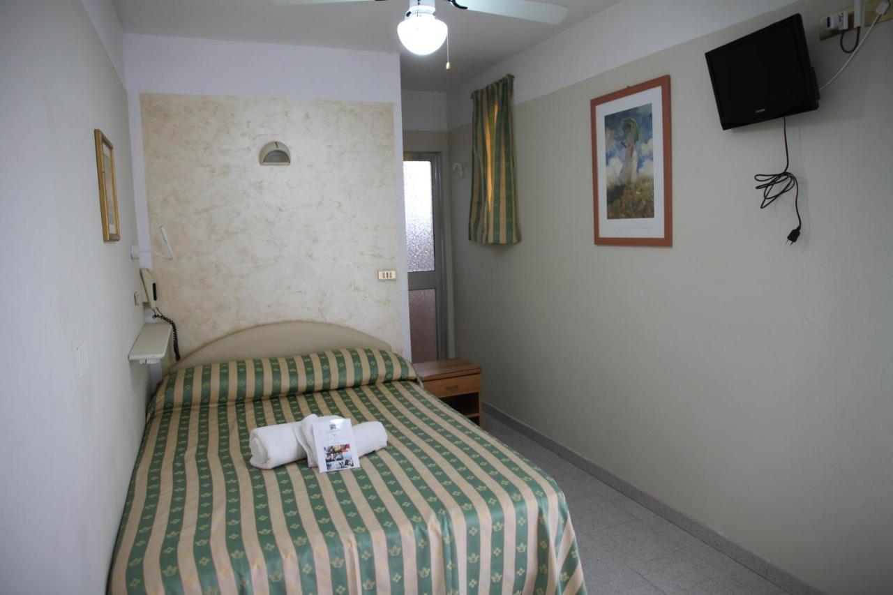 Hotel Adriatica sul Mare Rimini Esterno foto