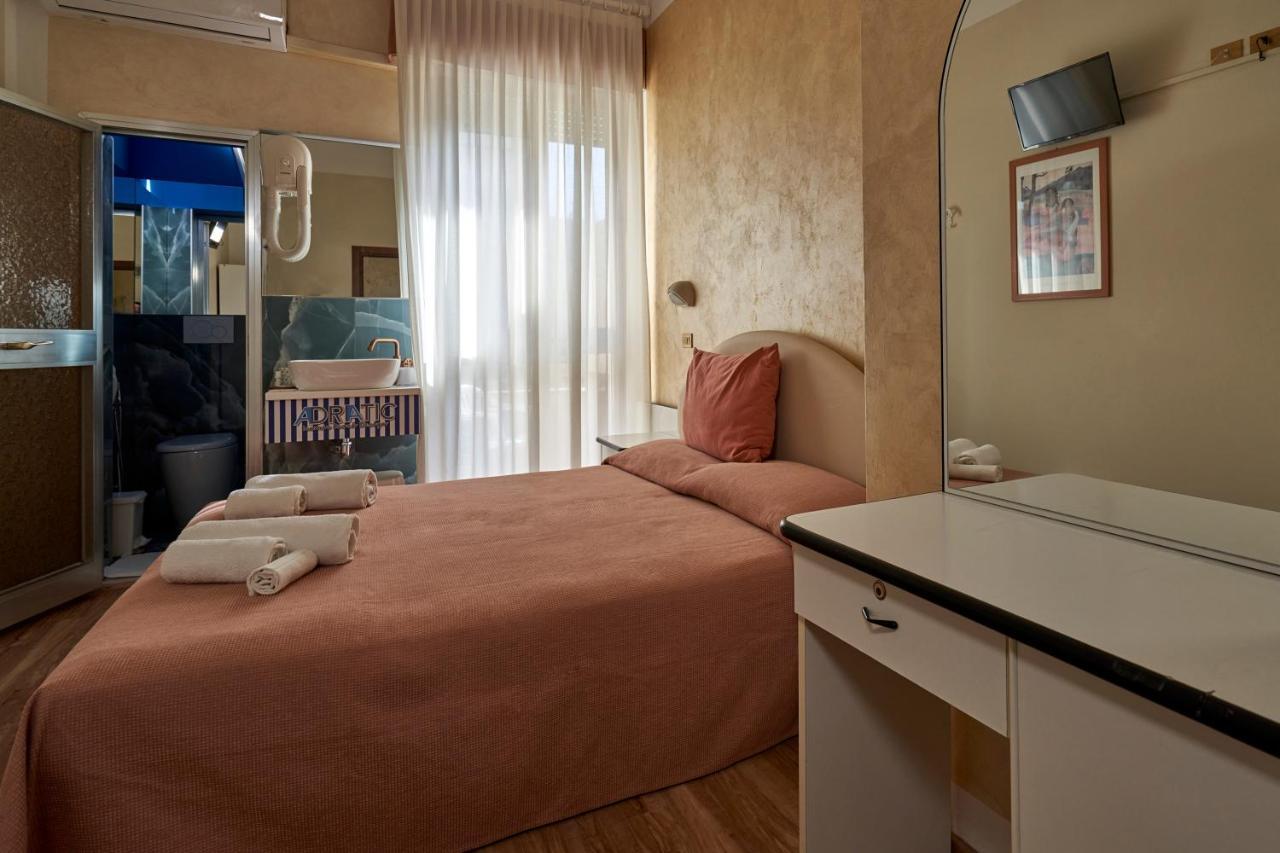 Hotel Adriatica sul Mare Rimini Esterno foto