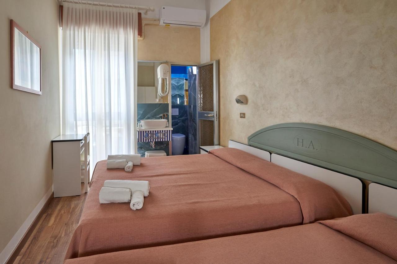 Hotel Adriatica sul Mare Rimini Esterno foto