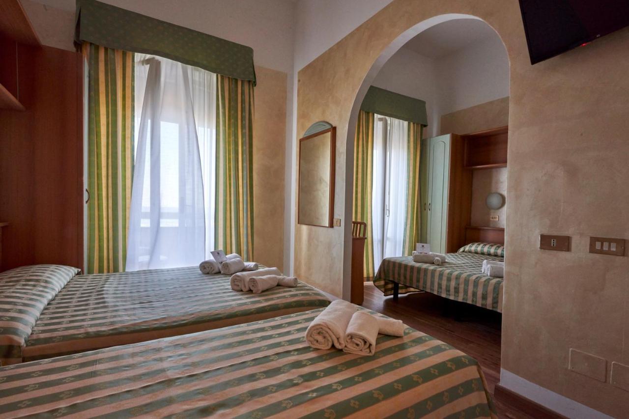 Hotel Adriatica sul Mare Rimini Esterno foto