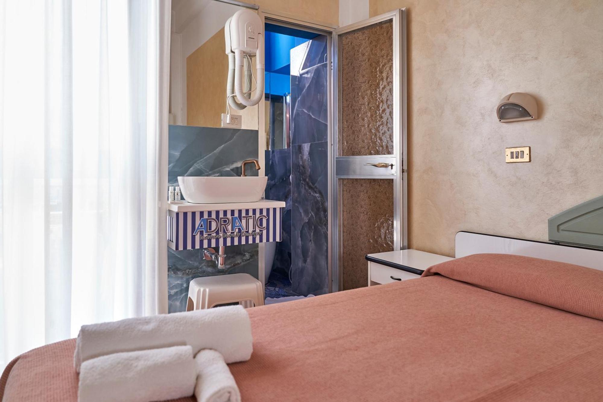 Hotel Adriatica sul Mare Rimini Esterno foto