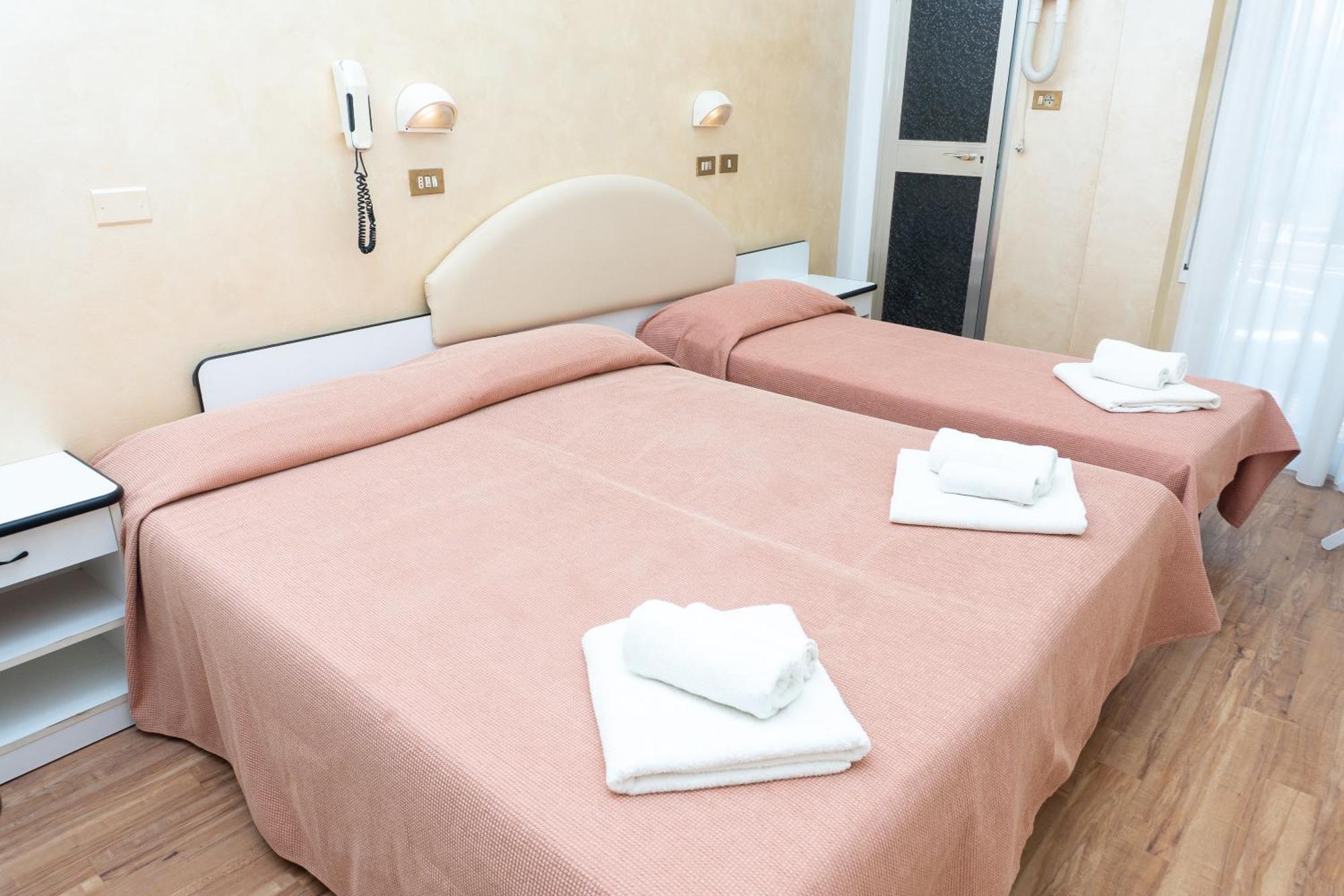 Hotel Adriatica sul Mare Rimini Esterno foto