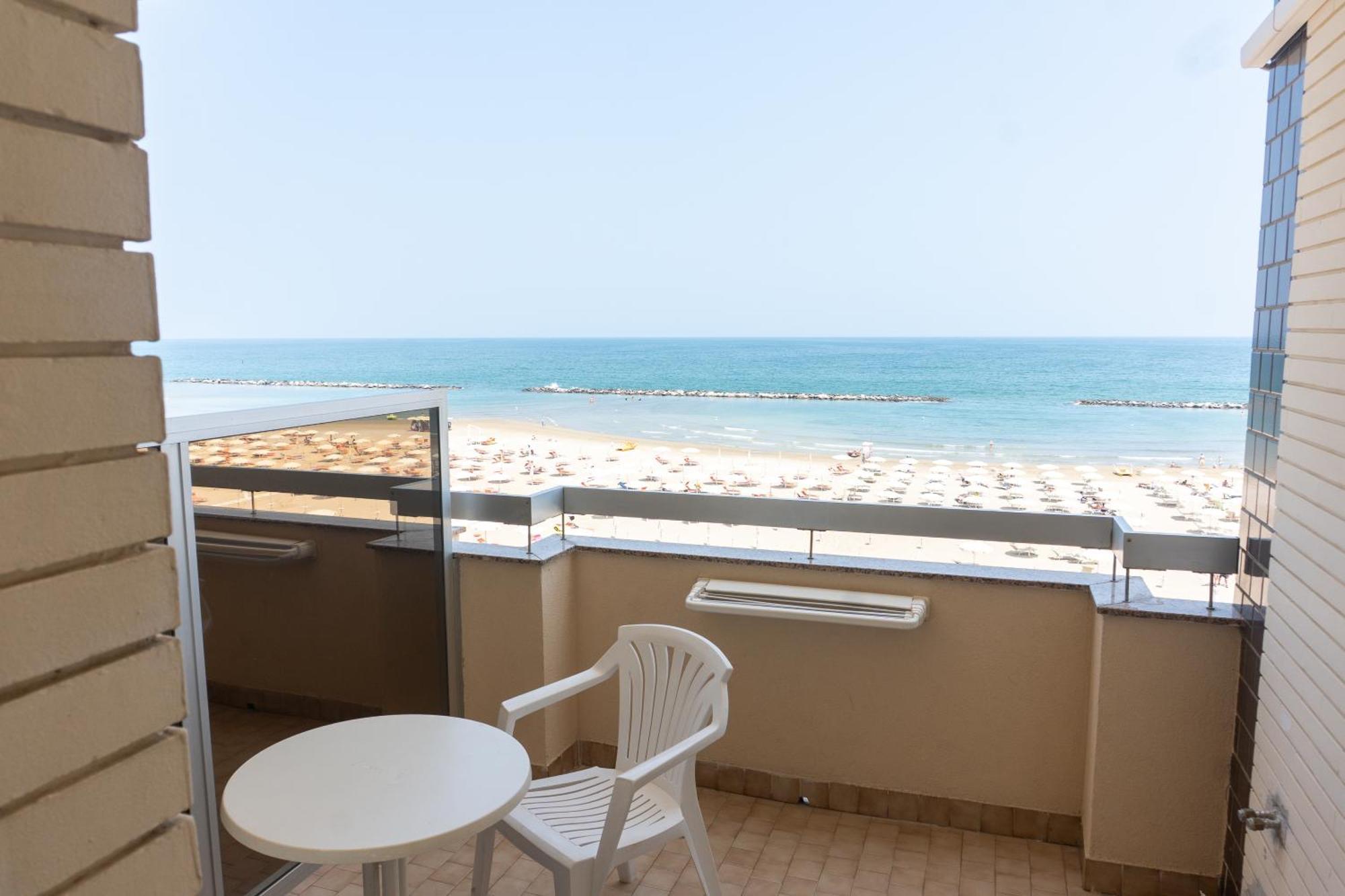 Hotel Adriatica sul Mare Rimini Esterno foto