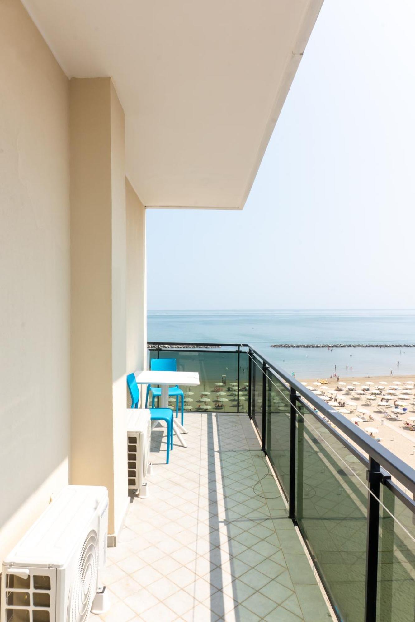 Hotel Adriatica sul Mare Rimini Esterno foto