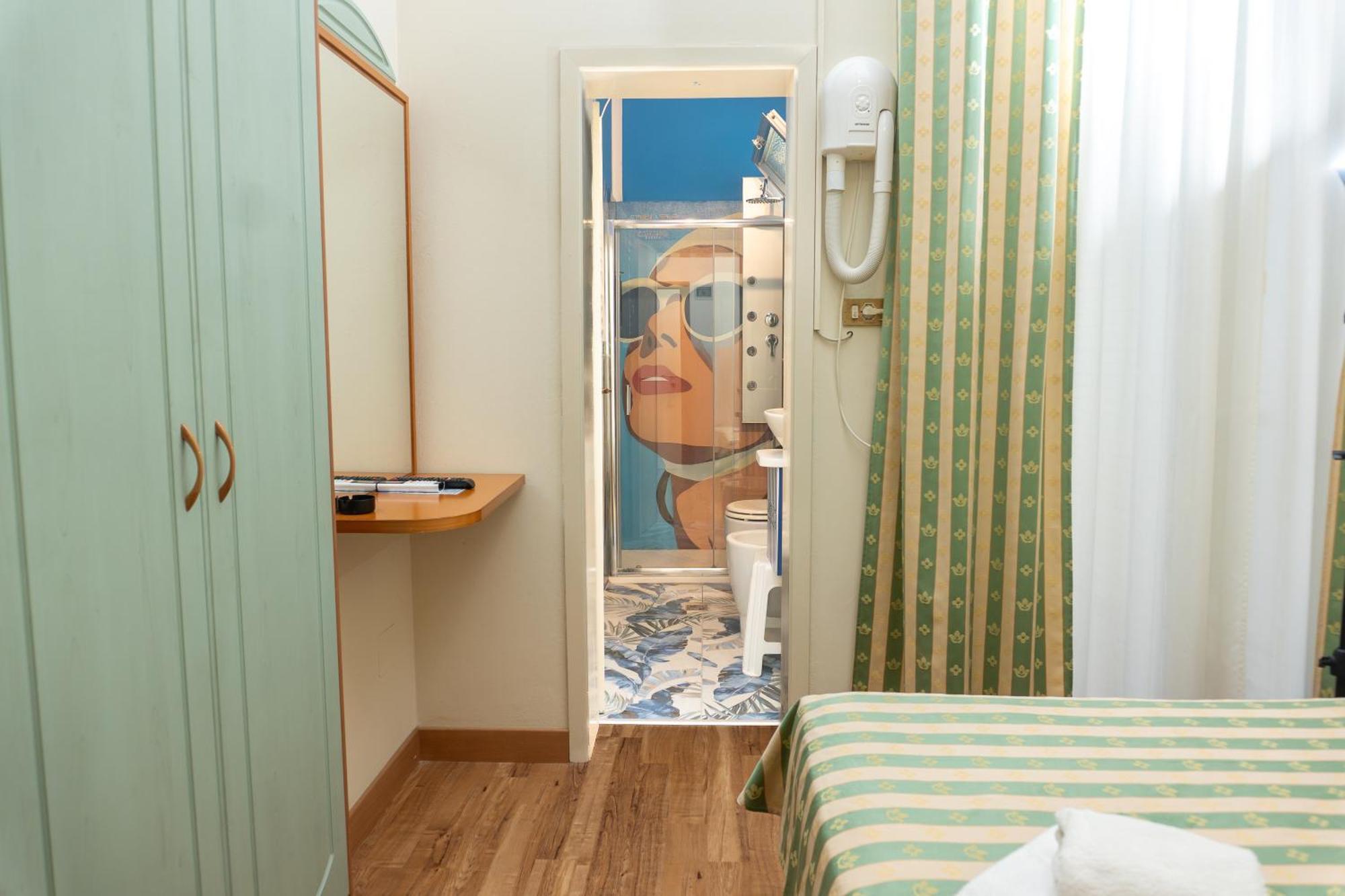 Hotel Adriatica sul Mare Rimini Esterno foto