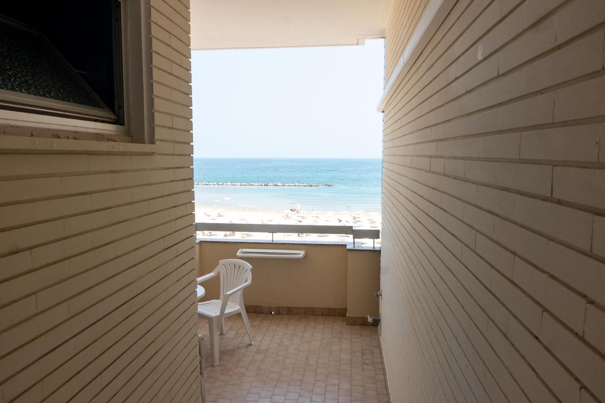 Hotel Adriatica sul Mare Rimini Esterno foto