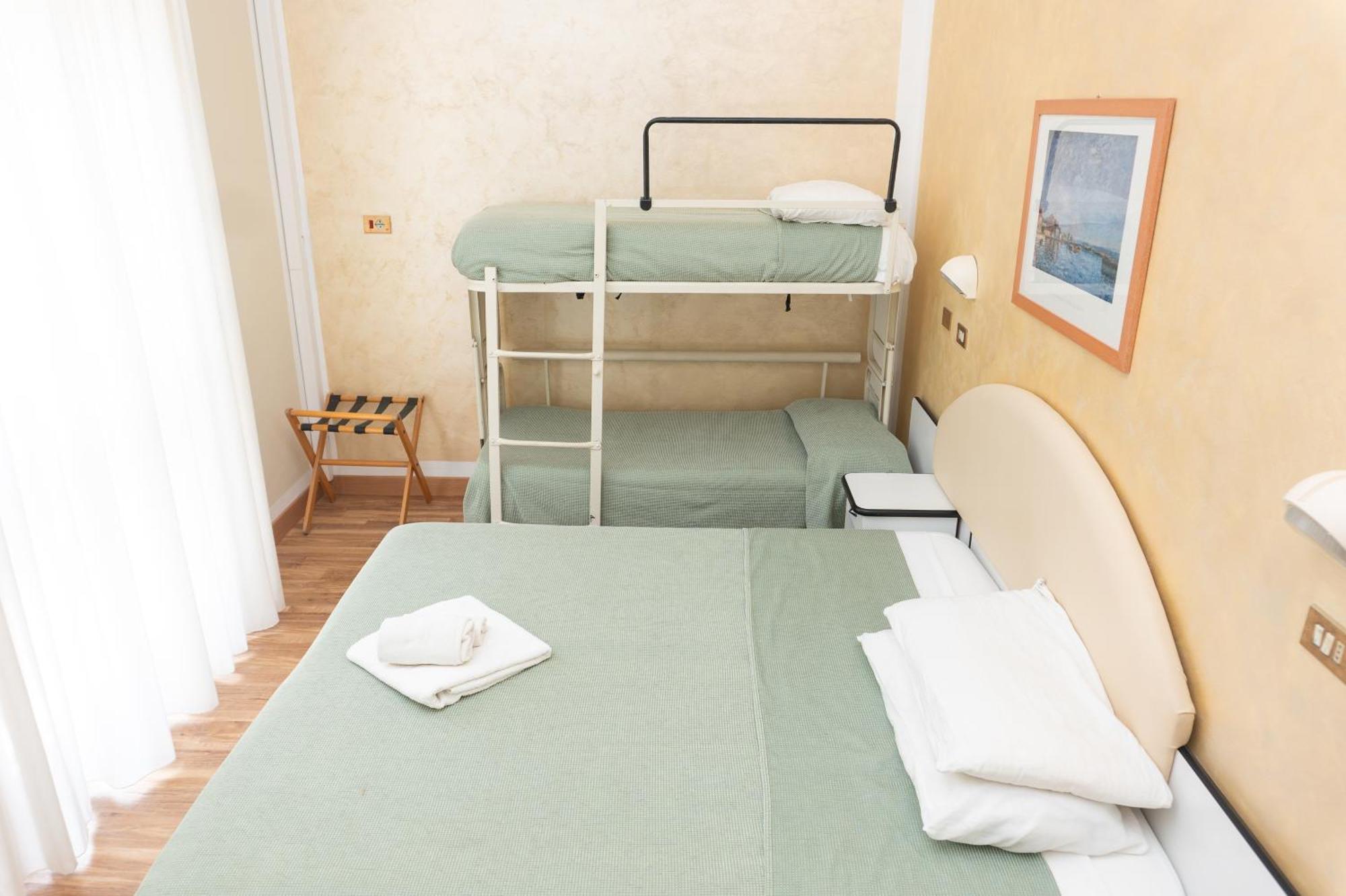 Hotel Adriatica sul Mare Rimini Esterno foto