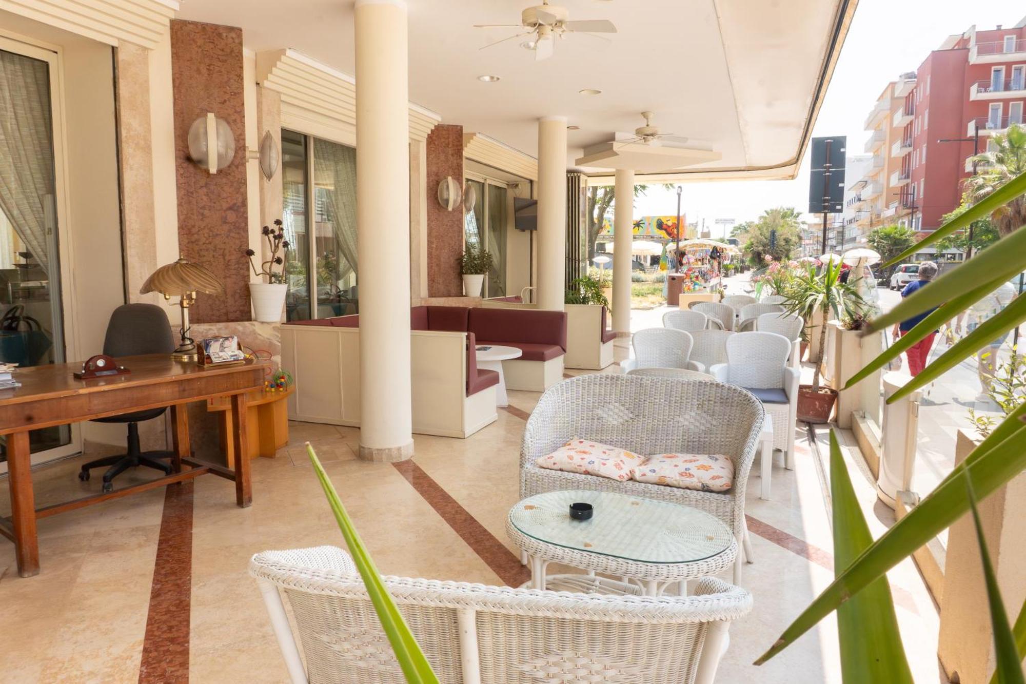 Hotel Adriatica sul Mare Rimini Esterno foto