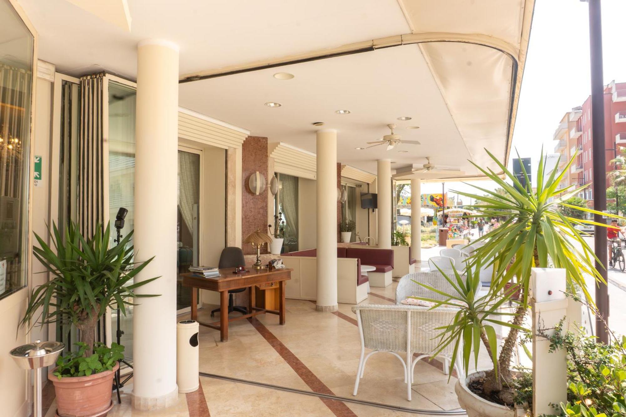 Hotel Adriatica sul Mare Rimini Esterno foto